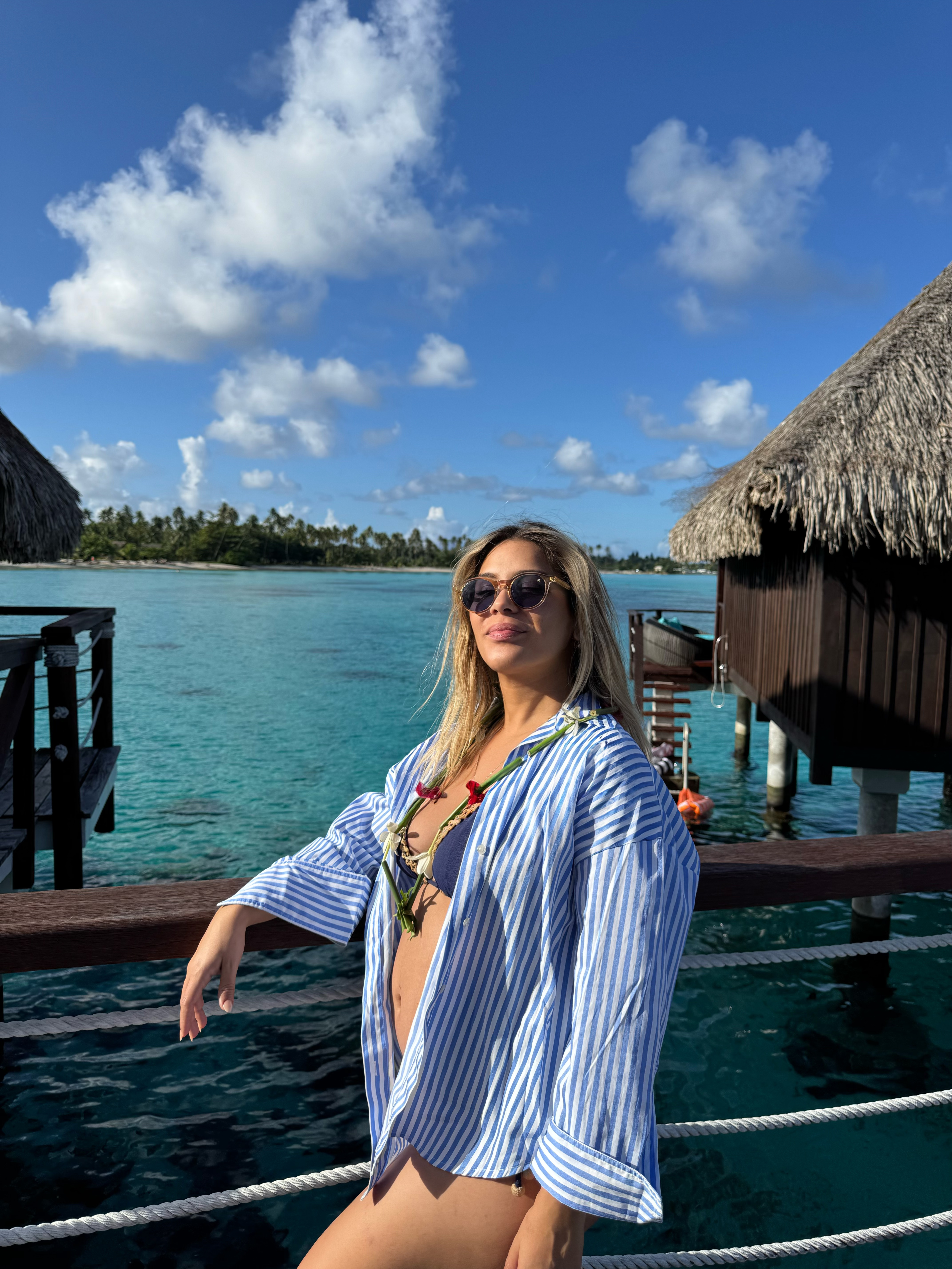 Lari Colares em um de seus 47 países visitados